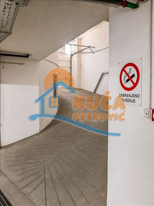 Izdaje se garažno mesto u centru grada