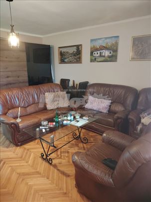Izdavanje stana u Surčinu - HITNO
