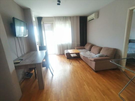 Namešten dvosoban stan 49m2, odlična lokacija