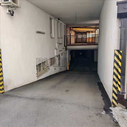 Prodaja garažnog mesta, 11m2, Bubanj