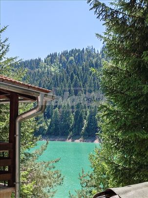 Retka vikendica na samoj obali Zlatarskog jezera