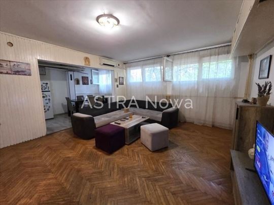 Uknjižen stan-idealan za poslovni prostor
