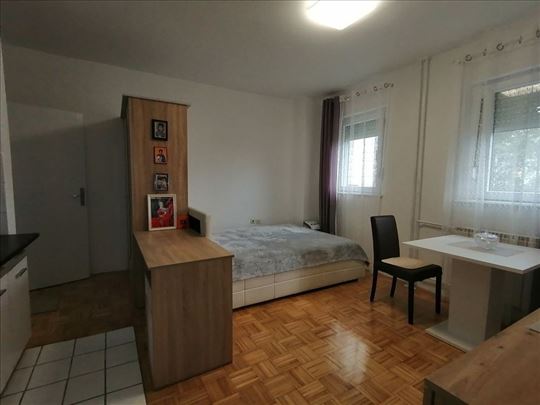 Uknjižena renovirana garsonjera 24m2 sa stvarima