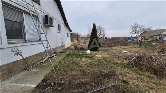 Lugovo – dvojna kuća sa započetim renoviranjem