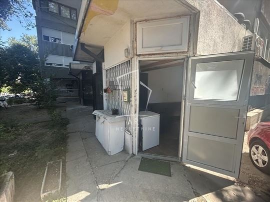 Mali poslovni prostor u centru Banovog brda ID#158