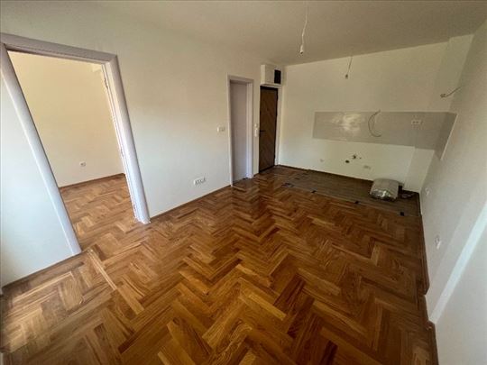 Nov, 33m2, 1.5, na 1.spratu, uknjizen, parking