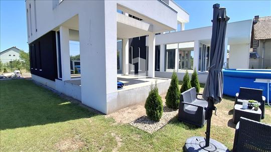  Vila na prodaju u Ugrinovcima 