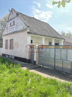 Indjija, Krčedin, autentična vojvođanska kuća na v