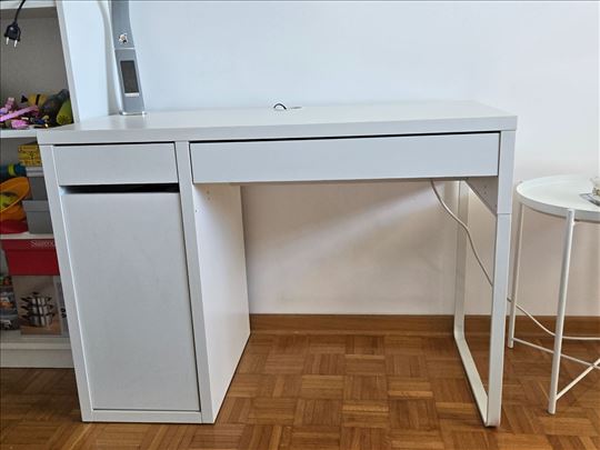 Prodajem pisaći sto