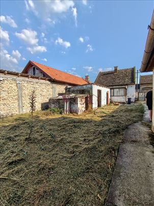 Srbobran, Dve kuće na lepom većem placu u centru
