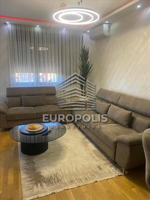 U ponudi je luksuzno opremljen trosoban stan-63m2