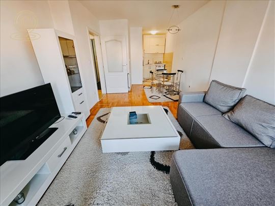 Izdaje se stan 70m², Crveni pevac, 450€