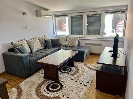Jednoiposoban stan 40 m², 5. sprat, Širi centar, V