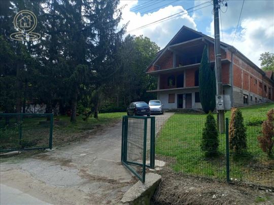 Na prodaju kuća od 1000 m² sa placem od 38,85 ari
