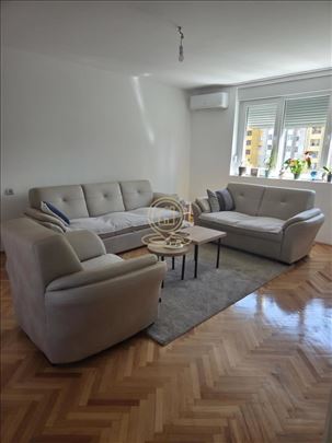 Na prodaju renoviran trosoban stan- Crveni Pevac