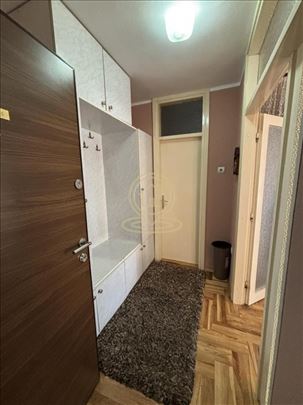 Prodaje se dvosoban namešten stan, širi centar - B