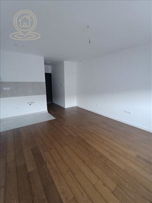 Prodaje se garsonjera u novoj zgradi na Novom Nase