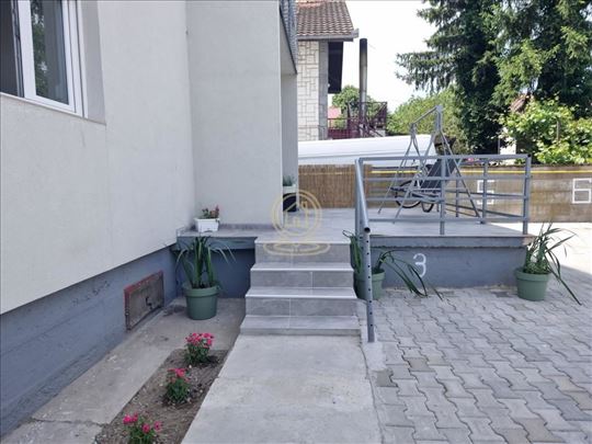 Prodaje se stanu Veterniku