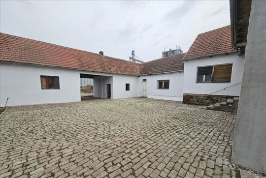 Ruma porodična kuća 320m2 sa objektima i lokalom