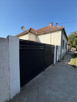 Kuca ,centar mesta,veliki plac,175.000