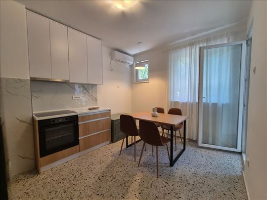 Prelep 2.5 stan, Zemun, namešten, niski troškovi