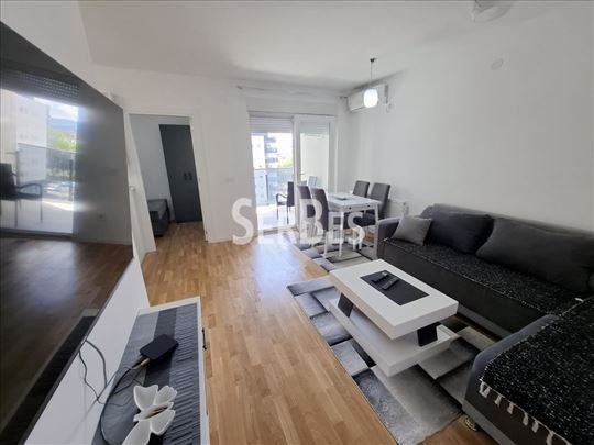 Izdaje se jednoiposoban stan (45 m²) sa garažnim m