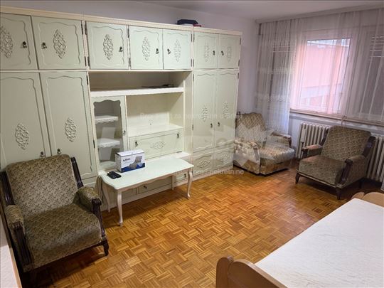 Izdajem stan preko puta Farmaceutskog fakulteta