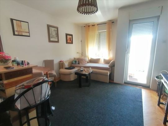 Nameštena veća garsonjera 28m2 - Detelinara