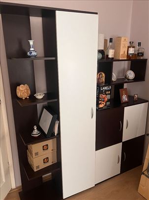 Prodajem vitrinu sa komodom