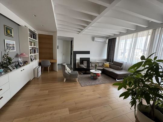 Renoviran porodični stan 100 m² kod Bajlonijeve pi