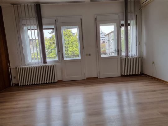 Voždovac-kod pošte u Darvinovoj-60m2