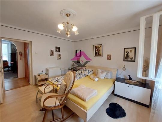 Zemun naselje 13.maj, 3.0, 77m са terasom + podrum