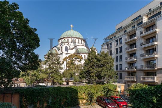 Elegantan trosoban stan kod Hrama Svetog Save