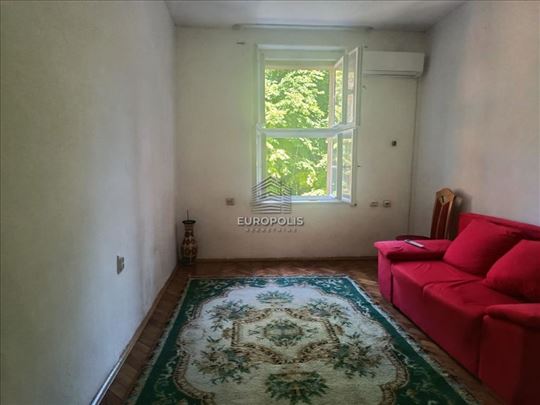 Salonac sa parkingom, Skadarlija, I, uknjižen 57m2