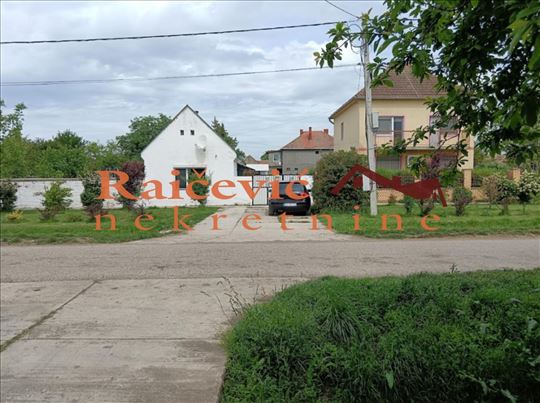 Sredeno porodicno domacinstvo sa dve kuce!
