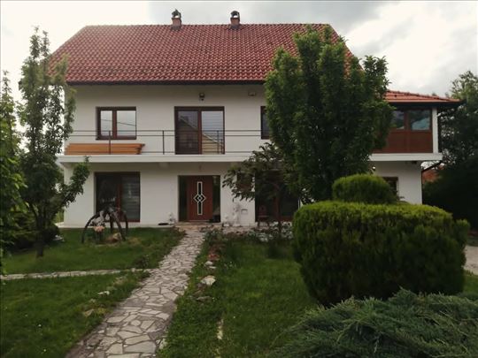 Porodična kuća 260m2, Lipova 