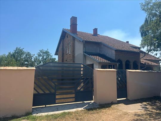 Prostrana porodična kuća 240 m² na placu od 11,2ar