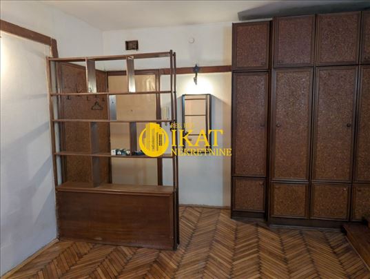 Gornji Dorćol 52m2, veliki potencijal za više name