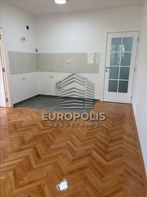 Kvalitetno renoviran, odlična lokacija