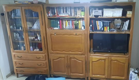 Na prodaju regali i vitrine za salon