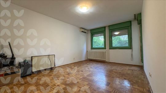 Novi Beograd - Dzona Kenedija - Odlična lokacija 