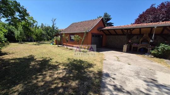 Odžaci – Prostrana spratna kuća oko 300m² na placu