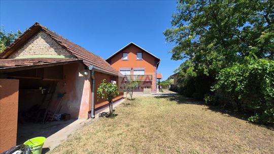 Odžaci – Prostrana spratna kuća oko 300m² na placu