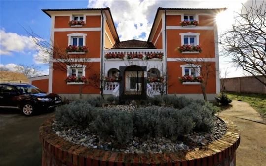 RETKA PRILIKA–Luksuzna vila u stilu dvorca sa veli