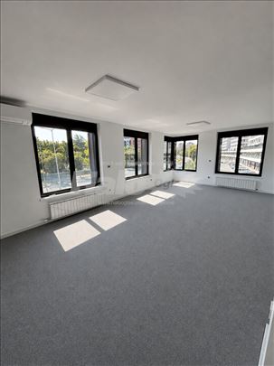 120m2 cetvorosoban stan sa 4 garaze