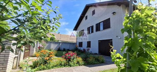 Bački Brestovac – Spratna kuća 330m², plac 30 ari