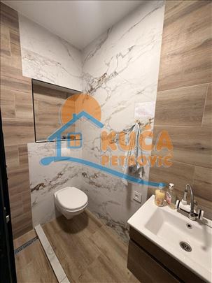 Izdaje se poslovni prostor u centru, 100 m2