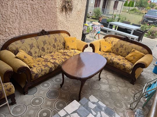 Sedeca Garnitura Komplet Sa Stolom. Ocuvano