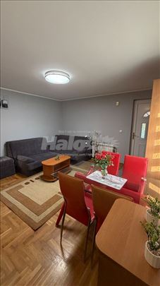 Izdajem 1.5 namešten stan na Altini