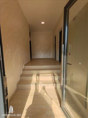Lux novogradnja sa dvorištem od 20m2 ID#1444